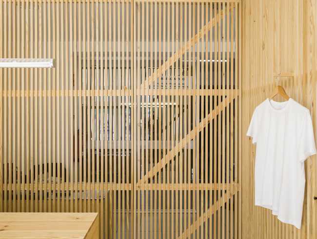 Interni con doghe verticali in legno