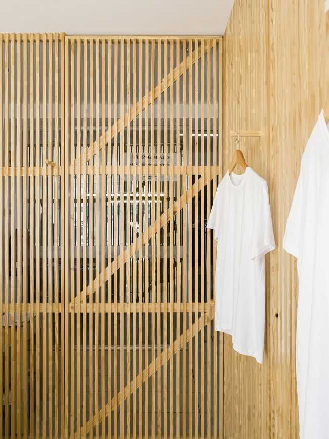 Interni con doghe verticali in legno