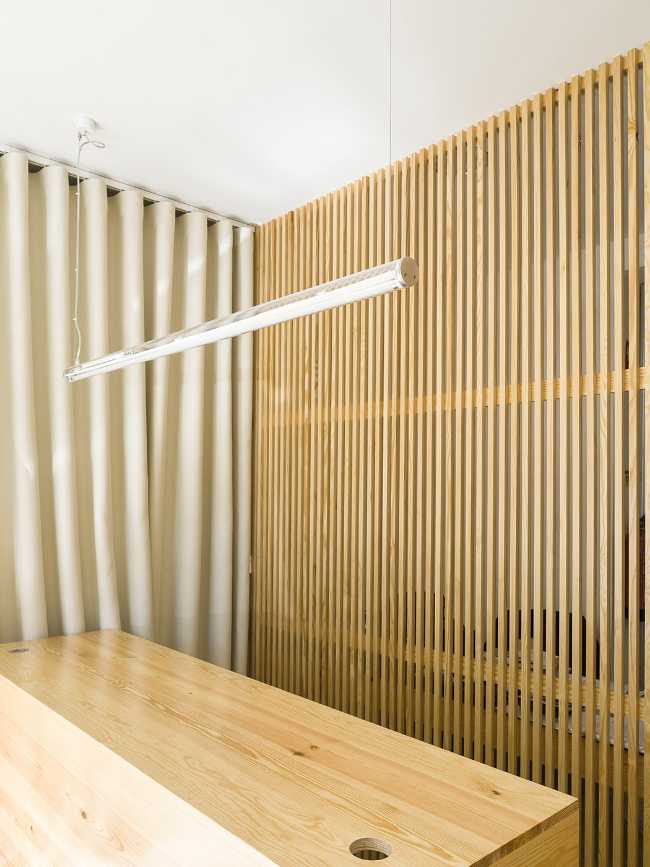 Interni con doghe verticali in legno