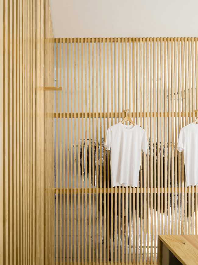 Interni con doghe verticali in legno