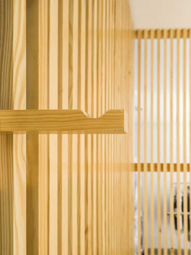Interni con doghe verticali in legno