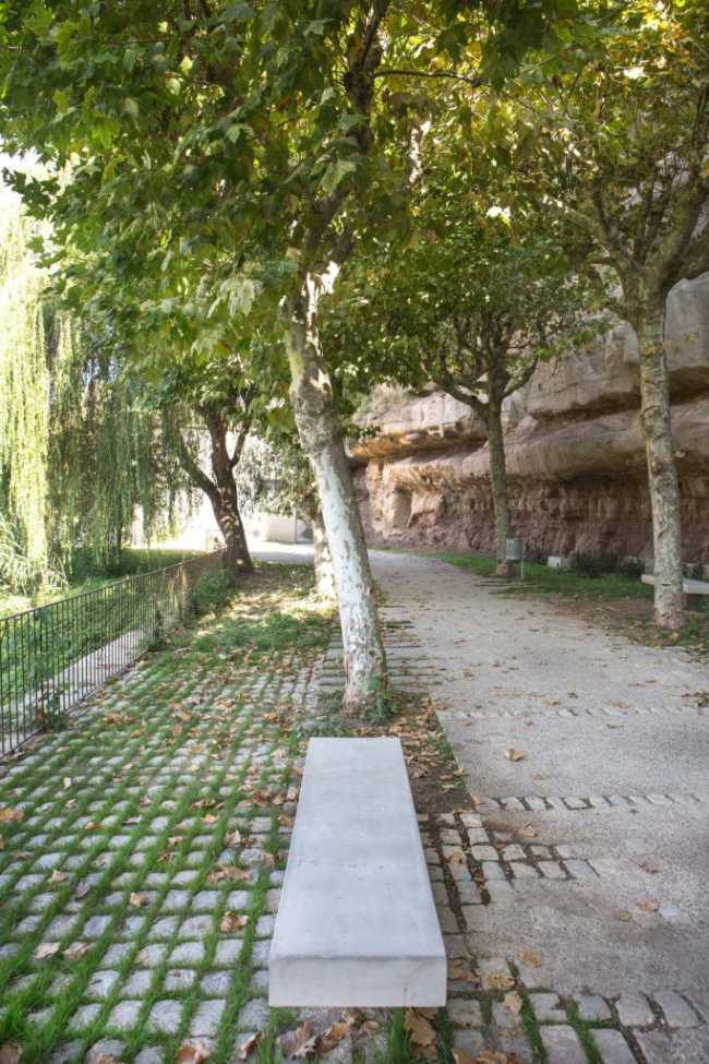 Panchina di cemento nel viale