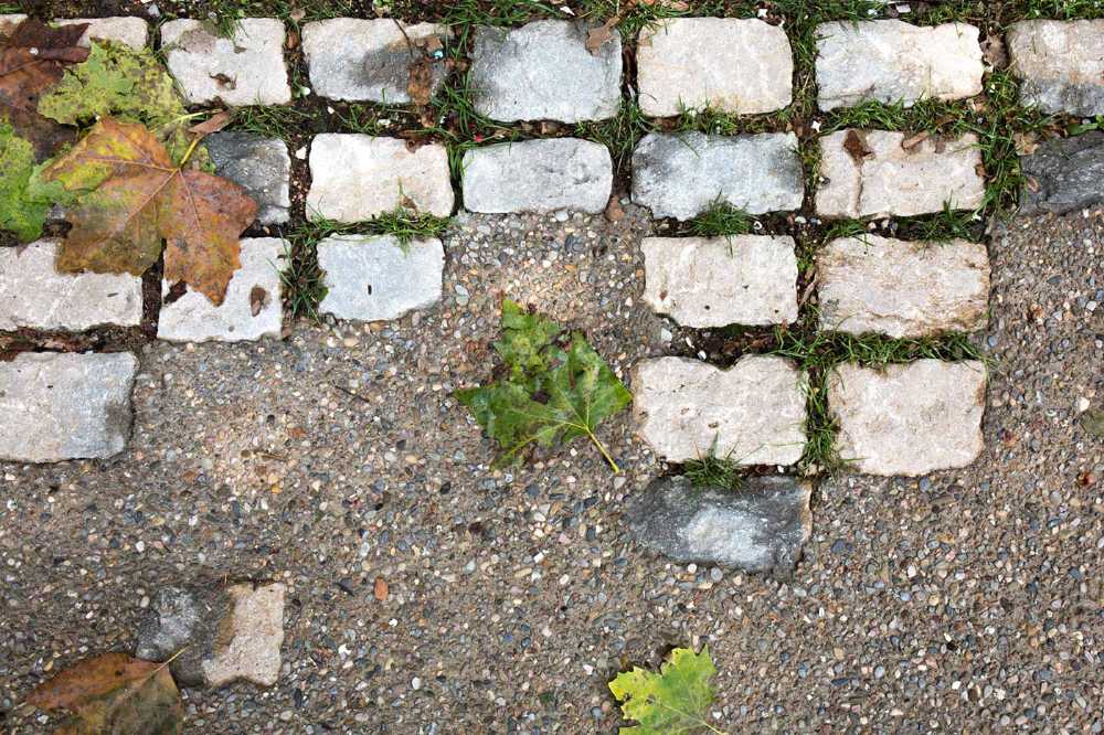 Viale con ciottoli e cemento