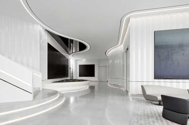 hall centrale rivestimento pareti bianco