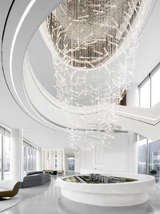 hall centrale scala a chiocciola curva luci cascanti da soffitto