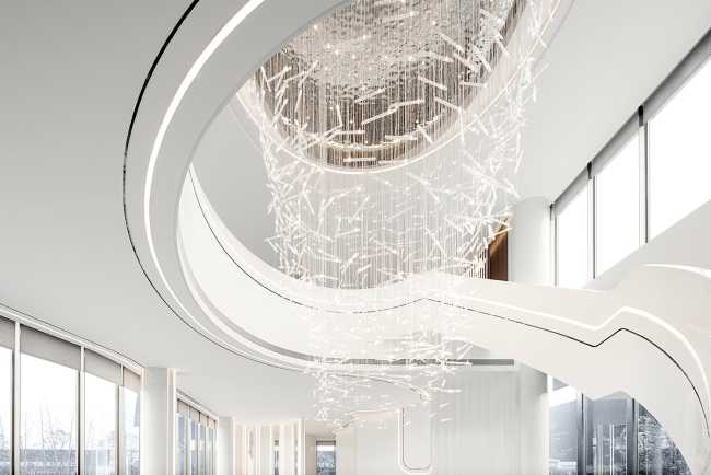 hall centrale scala a chiocciola curva luci cascanti da soffitto