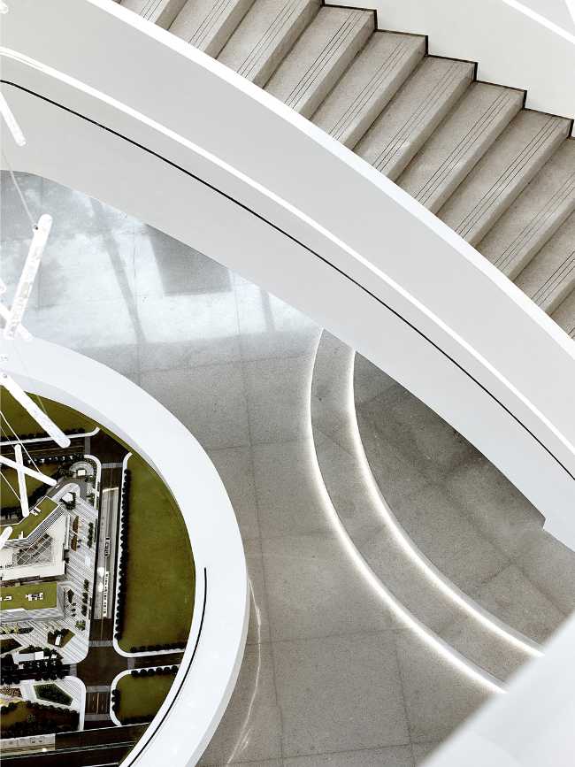 hall centrale scala a chiocciola curva