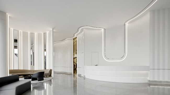 hall arredi imbottiti pelle e pareti cure bianche