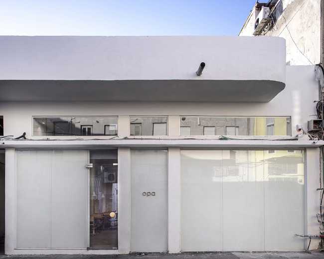 Facciata ristorante bianca