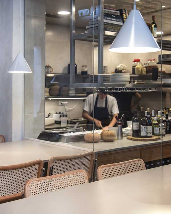 Interno ristorante con cucina a vista