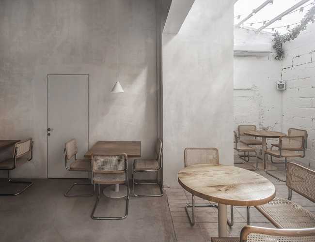 Interno ristorante con tavoli
