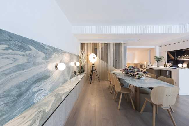 Sala da pranzo con finiture in legno e marmo verde