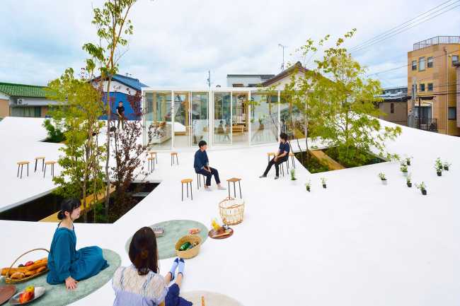 tetto piano curvo struttura legno patio con giardino