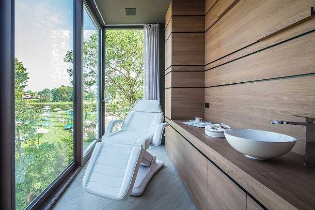 spa sala massaggio rivestimento parete legno e vetrata