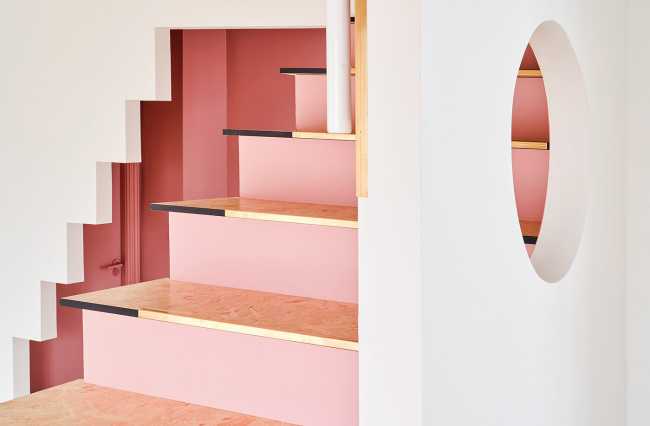 scala rosa pastello pavimento OSB piattaforma