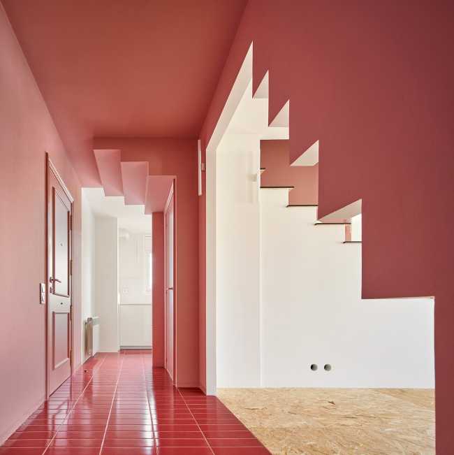 Corridoio rosa pastello pavimento OSB piattaforma