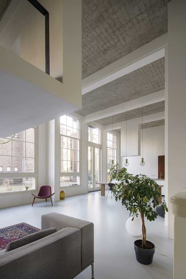Loft spaziale in un ex edificio scolastico. Interni tra tradizione e ...