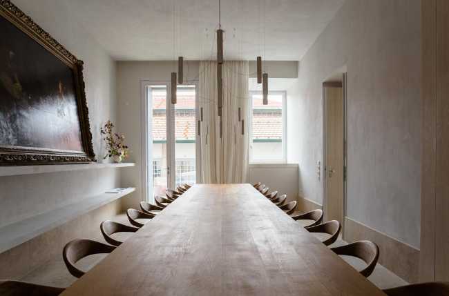 Lungo tavolo di legno