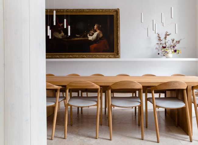 Lungo tavolo di legno e quadro