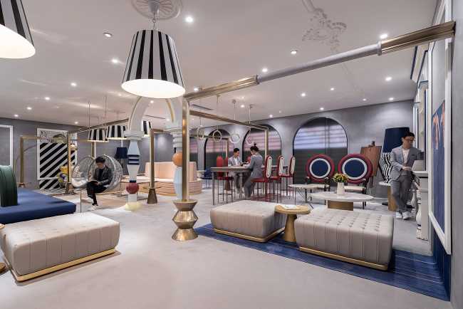 co-working hall atrio imbottiti finiture metalliche oro