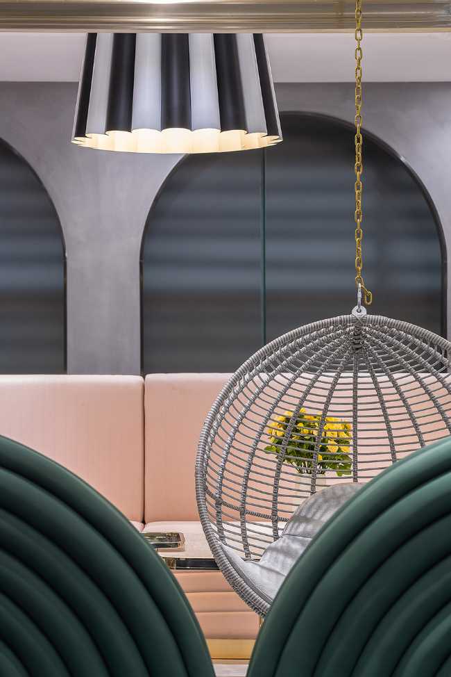 Co-working finiture total white colore pastello e finiture metalliche