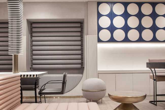 Co-working finiture total white imbottiti colore pastello grafiche a parete