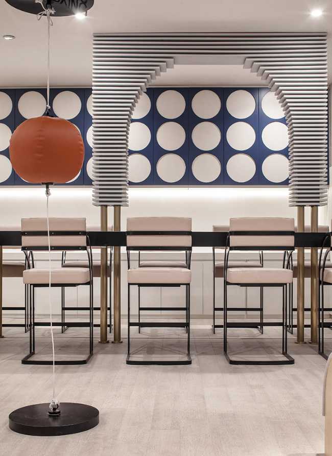 Co-working finiture total white e pastello sala pranzo sgabelli