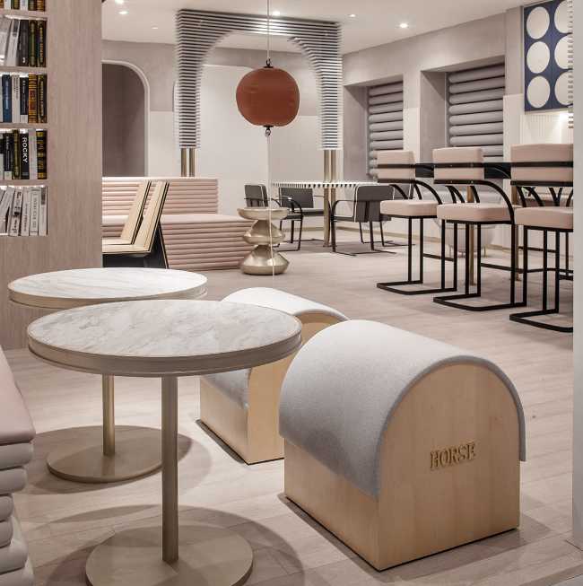 Co-working finiture total white e pastello sala pranzo sgabelli