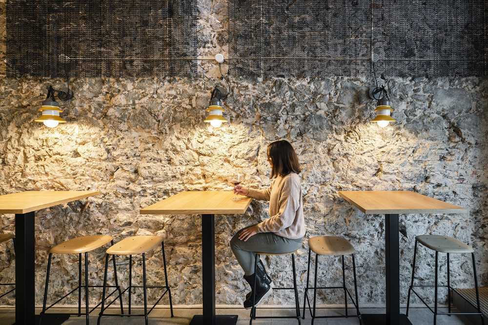 ristorante rivestimento facciata ceramica bianca