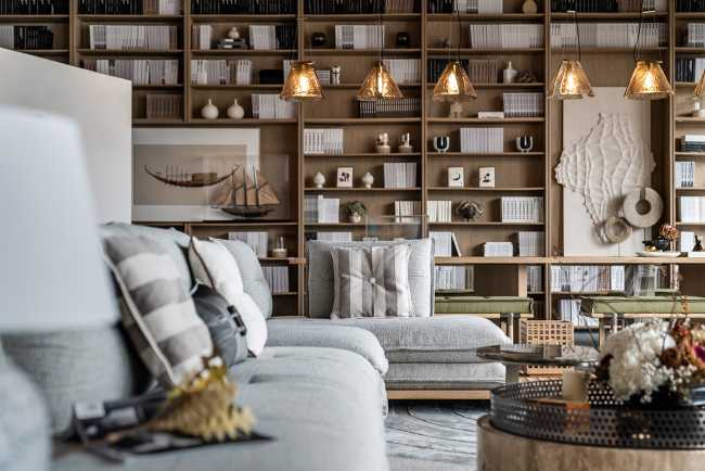 libreria in legno a tutta altezza divano imbottito