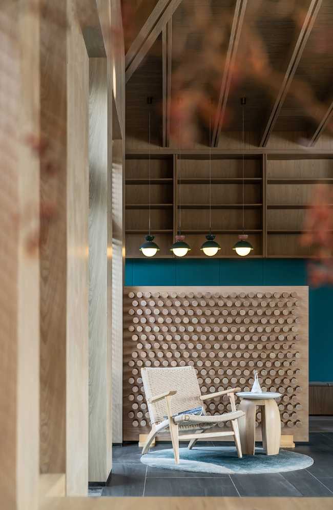 arredi in legno colore parete azzurro pastello