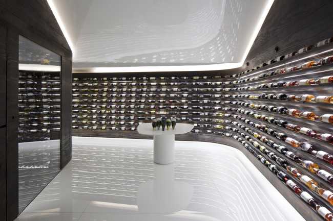 Enoteca con pareti in legno con vini