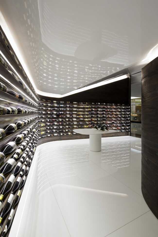 Enoteca con pareti in legno con vini