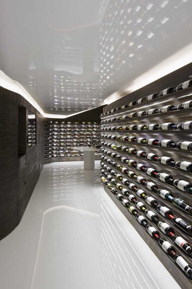 Enoteca con pareti in legno con vini