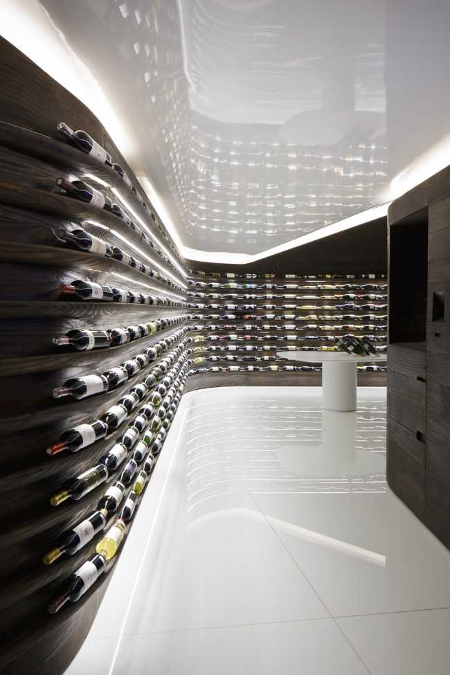 Enoteca con pareti in legno con vini