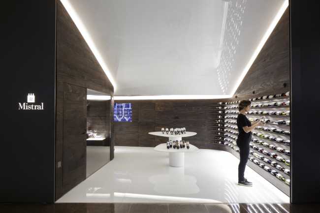 Enoteca con pareti in legno con vini