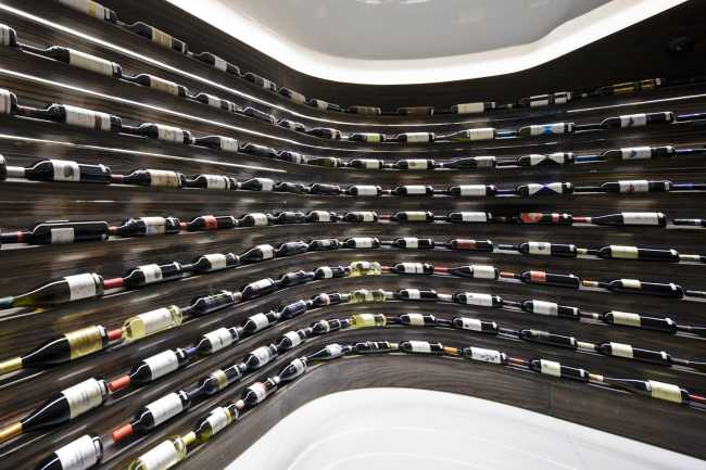 Enoteca con pareti in legno con vini