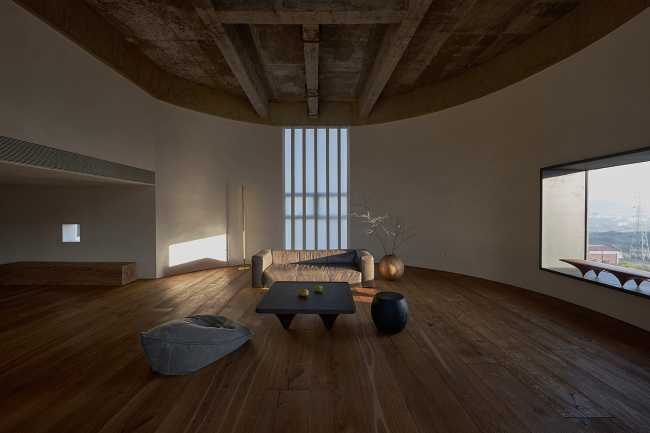 salone soffitto cemento grezzo pavimento legno