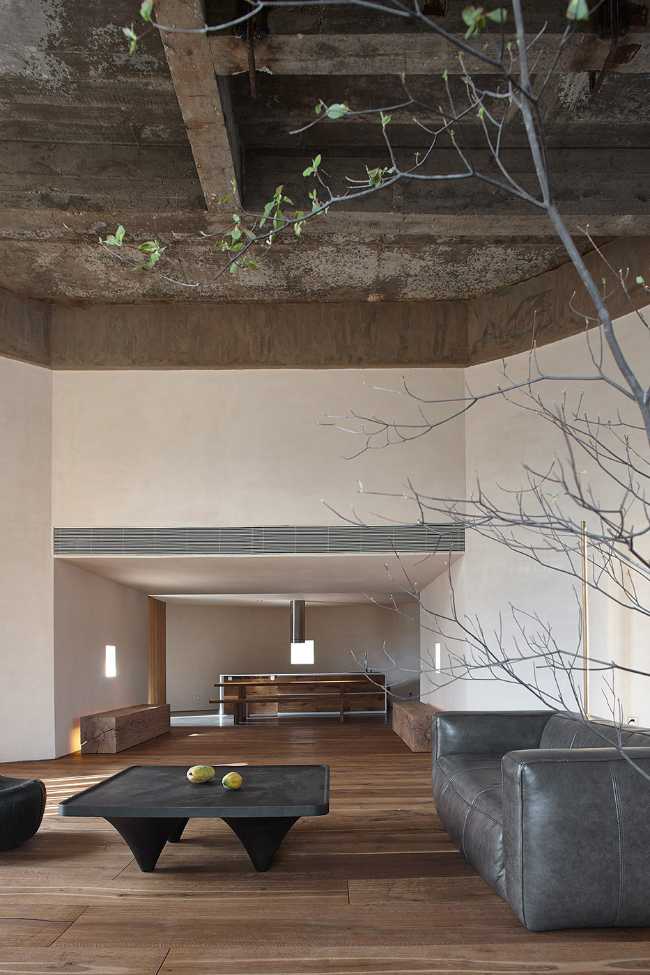salone living soffitto cemento grezzo pavimento rivestimento legno