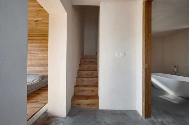 scale rivestimento legno bagno vasca minimal