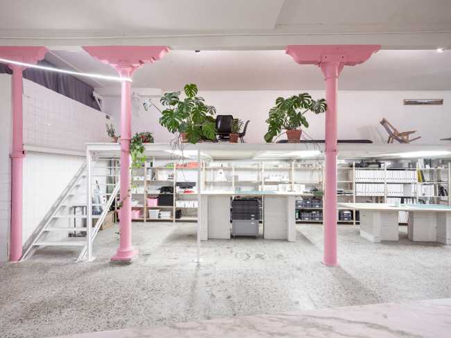 Interni bianchi con colonne rosa