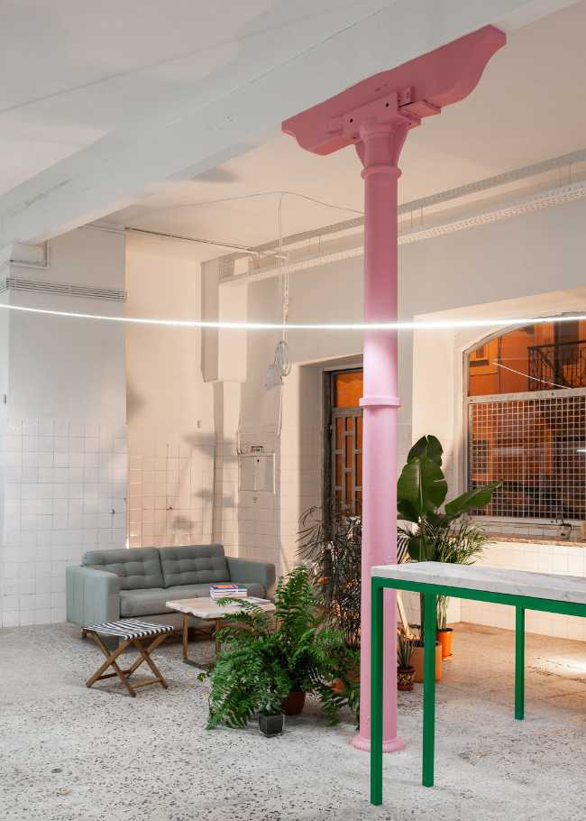 Ufficio con colonne rosa