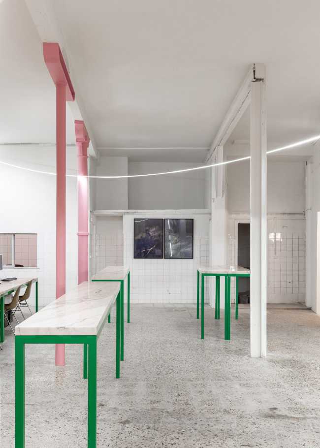 Ufficio con colonne rosa