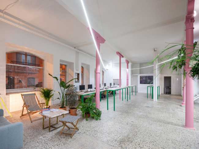 Ufficio con colonne rosa