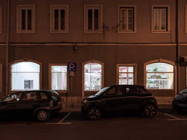Edificio con piano terra illuminato