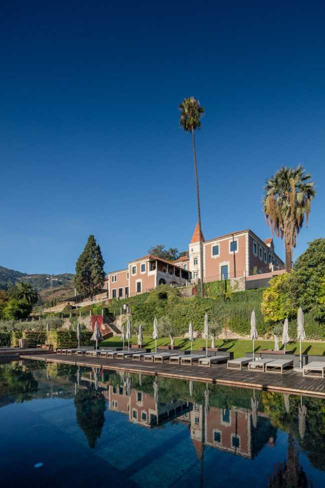 Edificio storico che si specchia nell'acqua