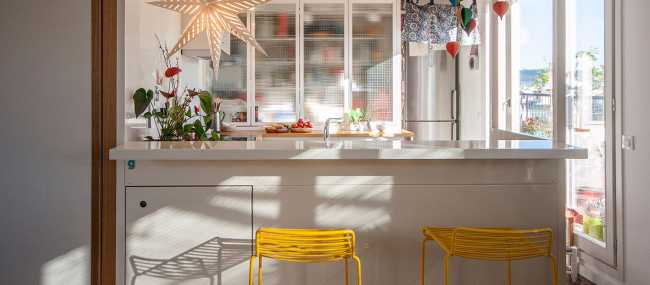 Mobile bianco con sedie alte