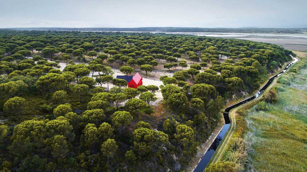 Architettura rossa nel paesaggio
