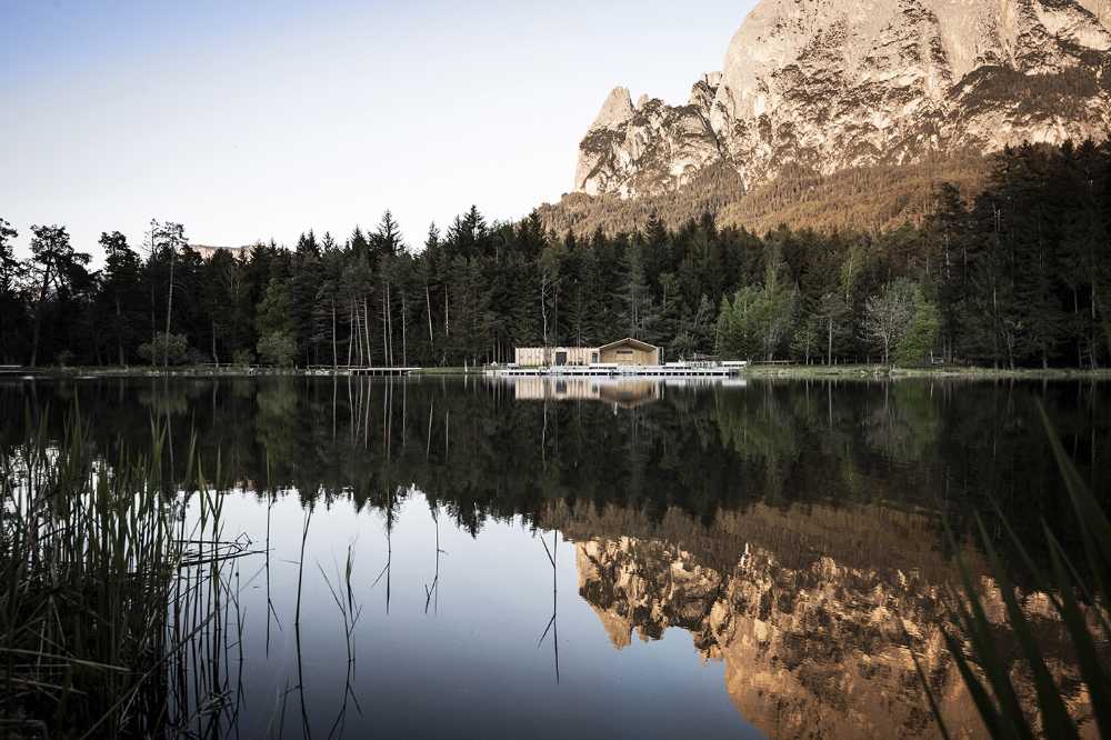 Baita che si specchia nel lago