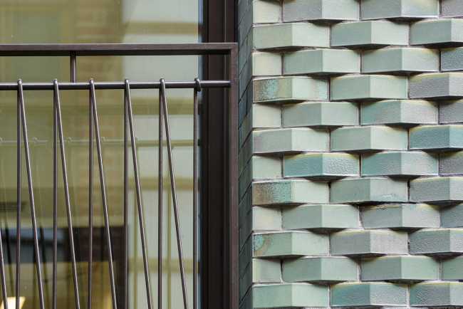 Dettaglio piastrelle verdi facciata